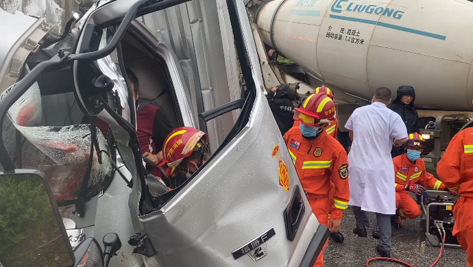 甘肅慶陽(yáng)：雨天路滑兩車相撞一人被困 消防部門緊急救援