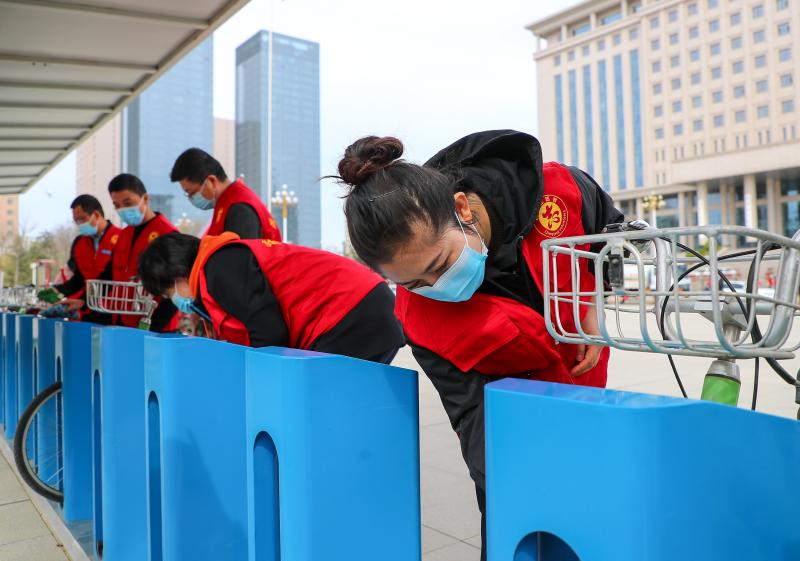 4月1日上午，慶陽(yáng)市創(chuàng)建全國(guó)文明城市“擦亮西峰”“煙頭清零”志愿服務(wù)活動(dòng)在西峰城區(qū)開(kāi)展。來(lái)自市直各系統(tǒng)的志愿者們分散在城區(qū)不同街道，開(kāi)展刷掃道路塵土、撿拾垃圾煙頭、擦洗公共設(shè)施等文明實(shí)踐志愿服務(wù)活動(dòng)。.jpg