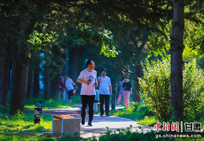 圖為市民在西峰區(qū)人民廣場休閑鍛煉。(資料圖)俄少飛 攝