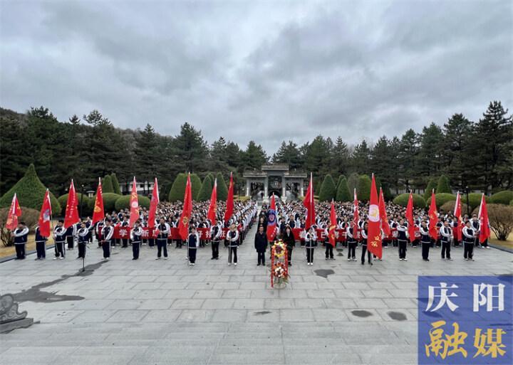 【加強(qiáng)未成年人思想道德建設(shè)】慶陽(yáng)一中組織2021級(jí)全體師生赴南梁開(kāi)展研學(xué)旅行實(shí)踐活動(dòng)