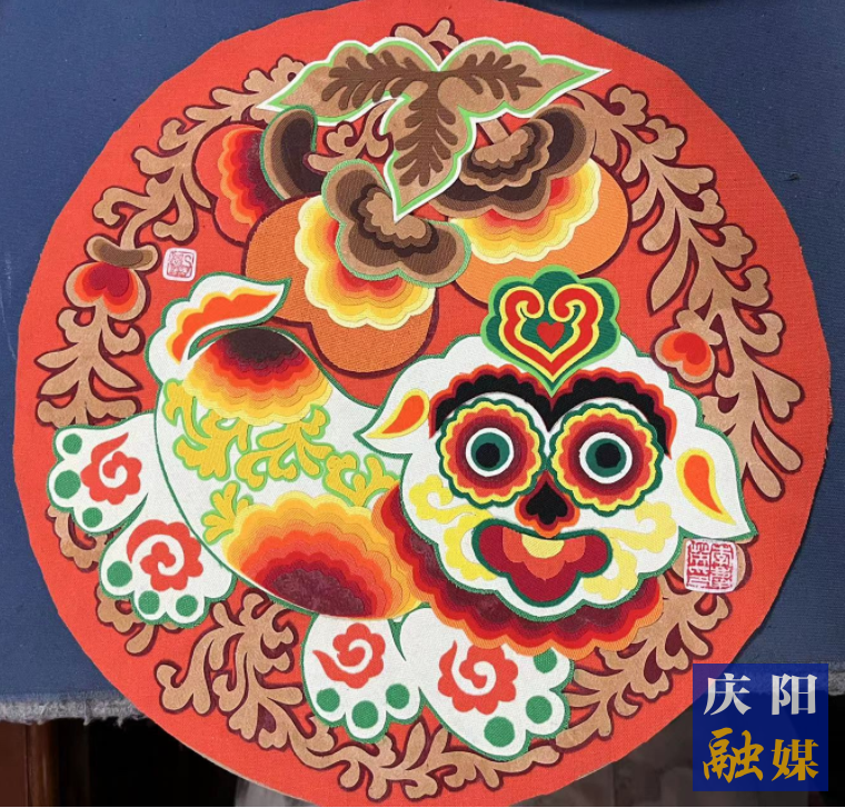 李慶英創(chuàng)作的布貼畫作品。