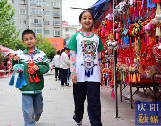 鎮(zhèn)原縣：又是一年端午到 街頭五彩香包俏