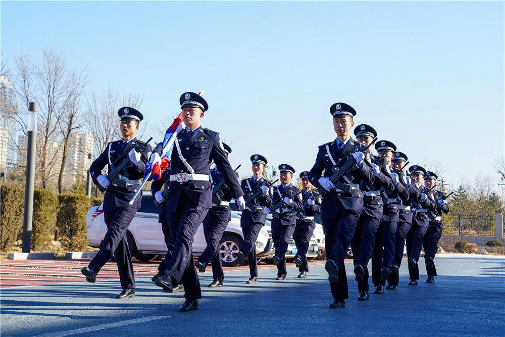 【攝影報道】慶陽市公安局西峰分局舉行升警旗儀式，慶祝第四個中國人民警察節(jié)