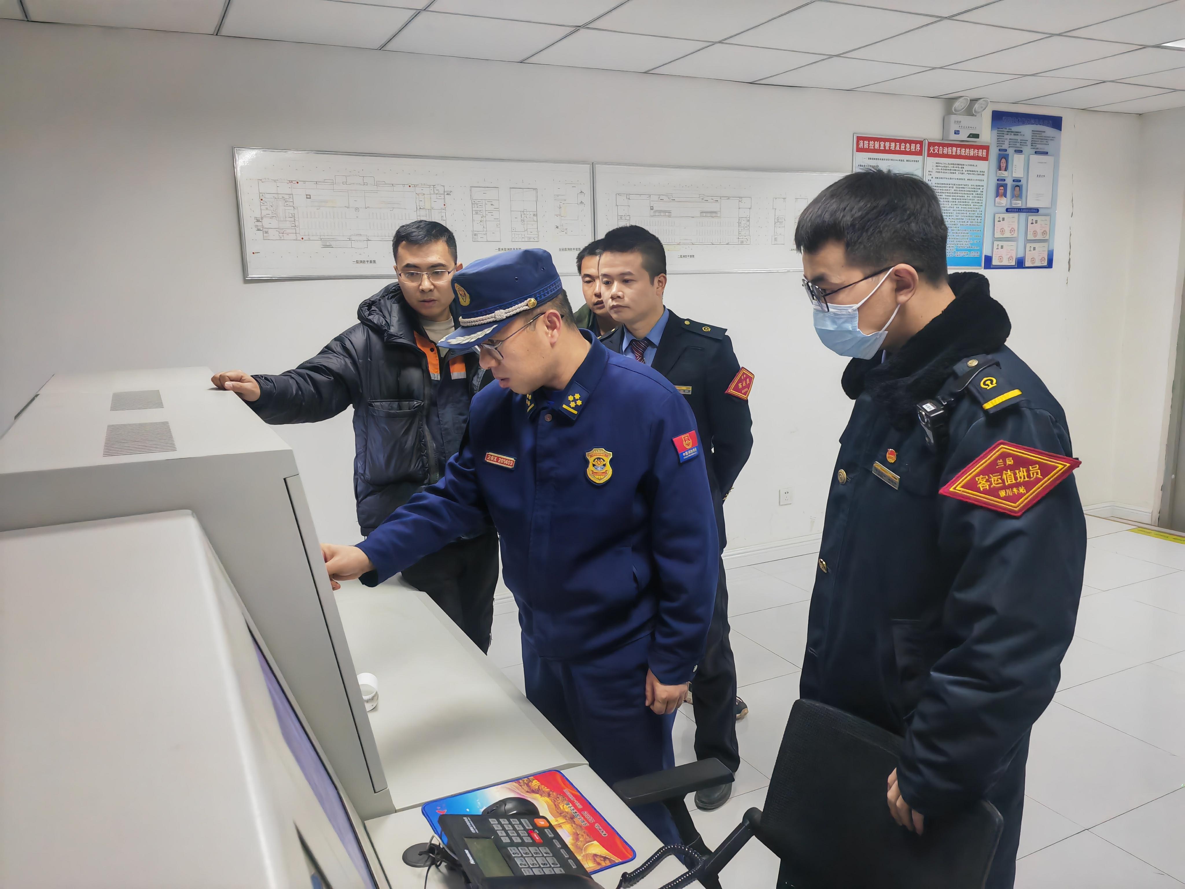 西峰區(qū)消防救援大隊深入高鐵車站開展消防安全檢查指導(dǎo)