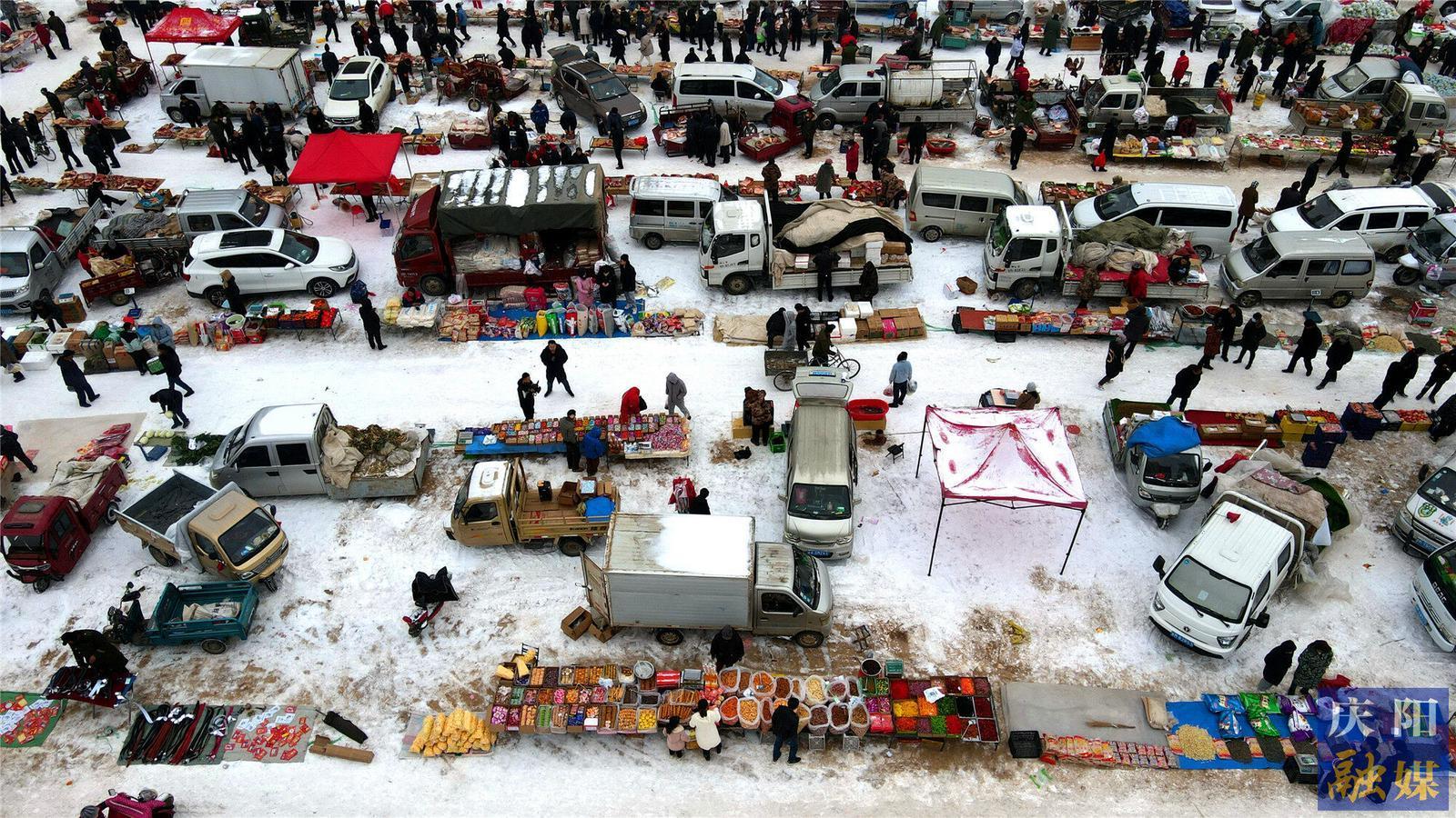 【新春走基層】合水縣：雪地趕年集 年貨擺滿街