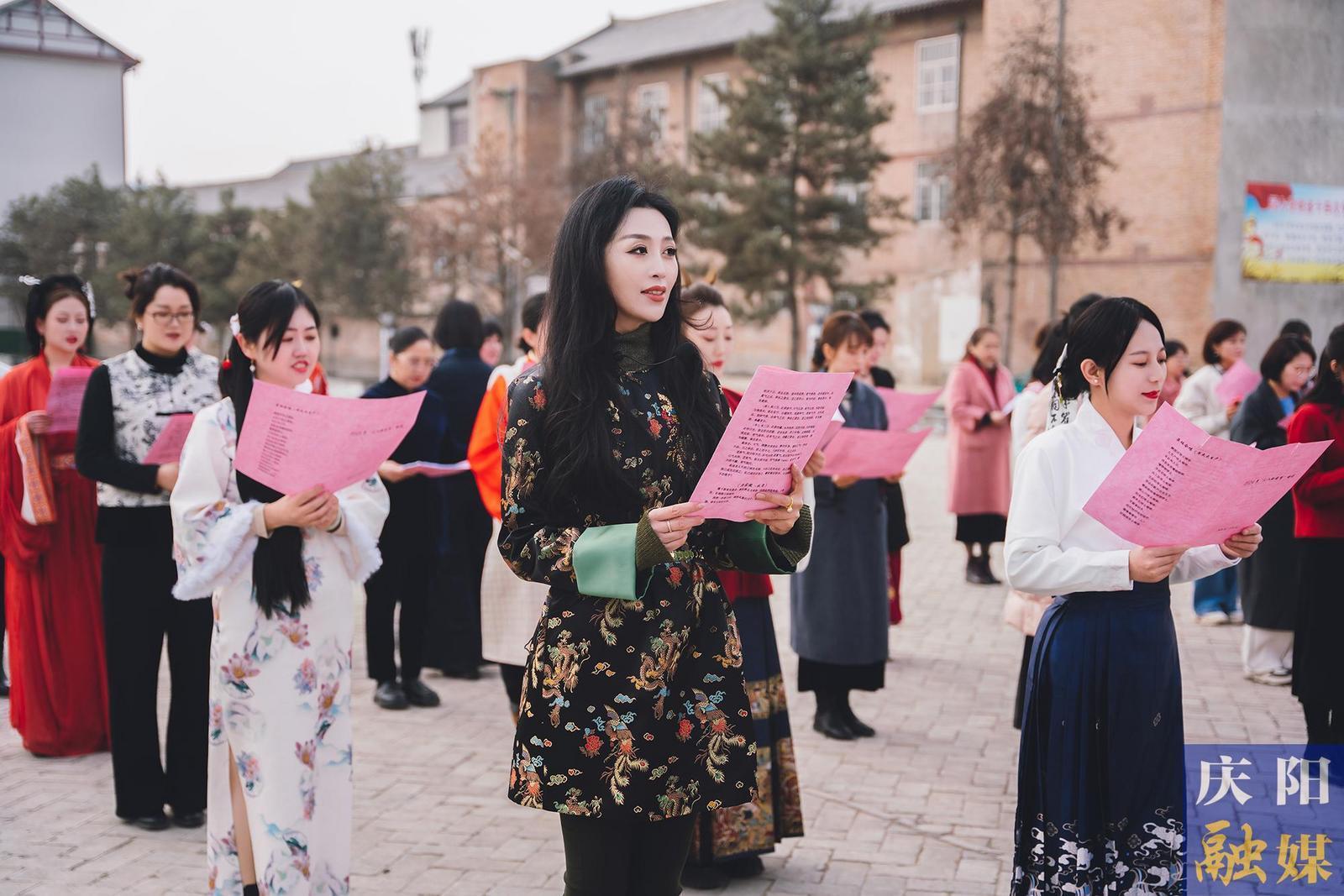 【攝影報道】春日有約不負芬芳 ——市委宣傳部、市委統(tǒng)戰(zhàn)部、市融媒體中心女職工攜手共慶“三八”國際勞動婦女節(jié)