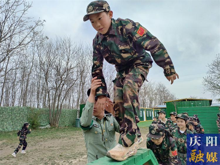 【攝影報道】小記者變身“特種兵”“沉浸式”體驗軍旅生活