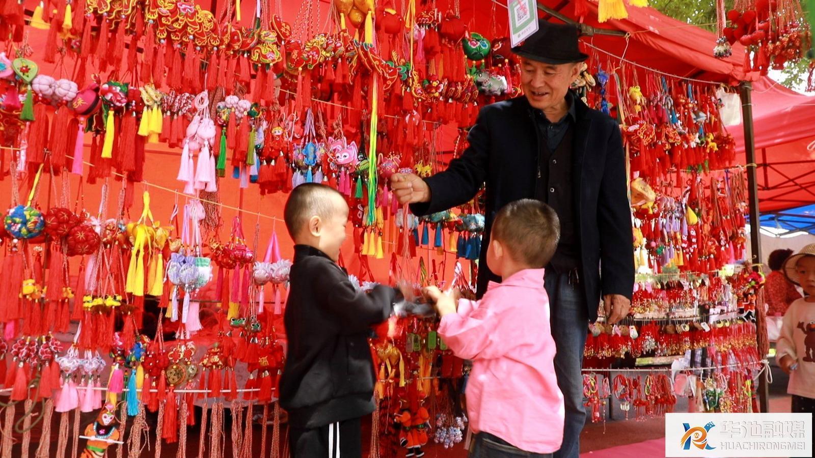 ?【香約慶陽(yáng) 包容天下】華池縣：香包滿街頭 飄出“端午香”