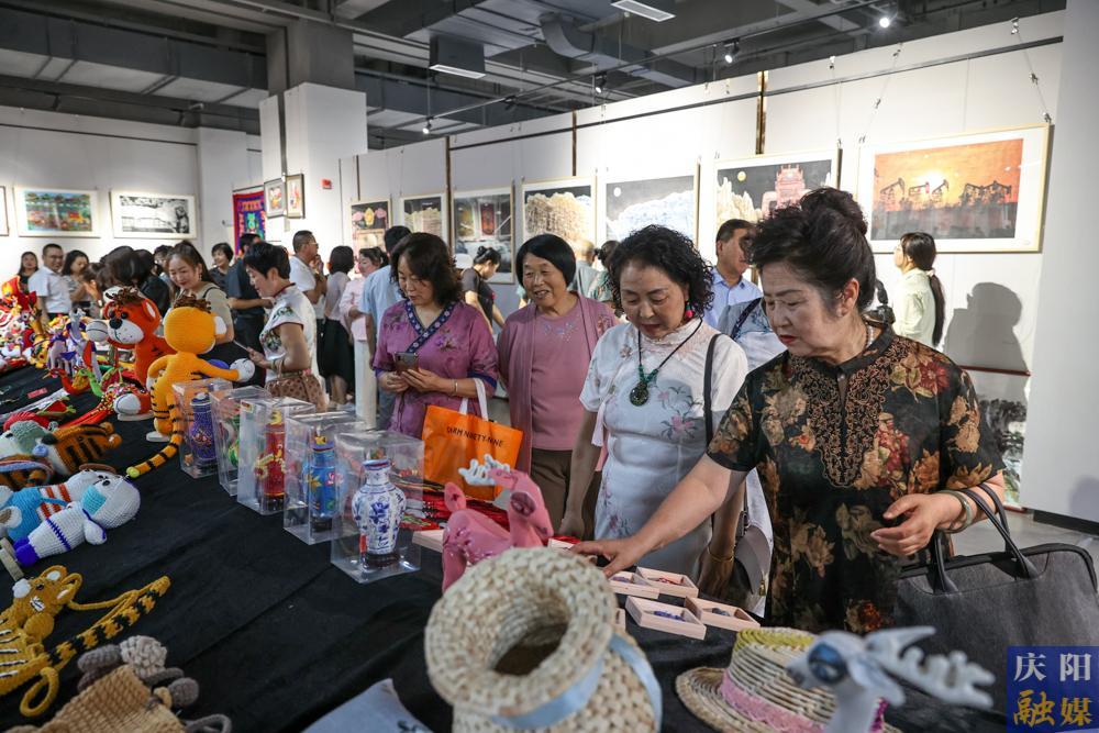 【攝影報(bào)道】隴東民間工藝美術(shù)作品展開(kāi)展