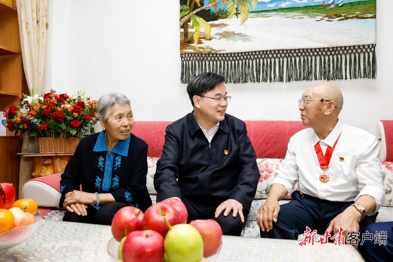 胡昌升在國慶節(jié)前走訪慰問老干部老黨員時強調(diào)：厚植為民情懷 積極擔(dān)當(dāng)作為 凝聚苦干實干富民興隴強大合力